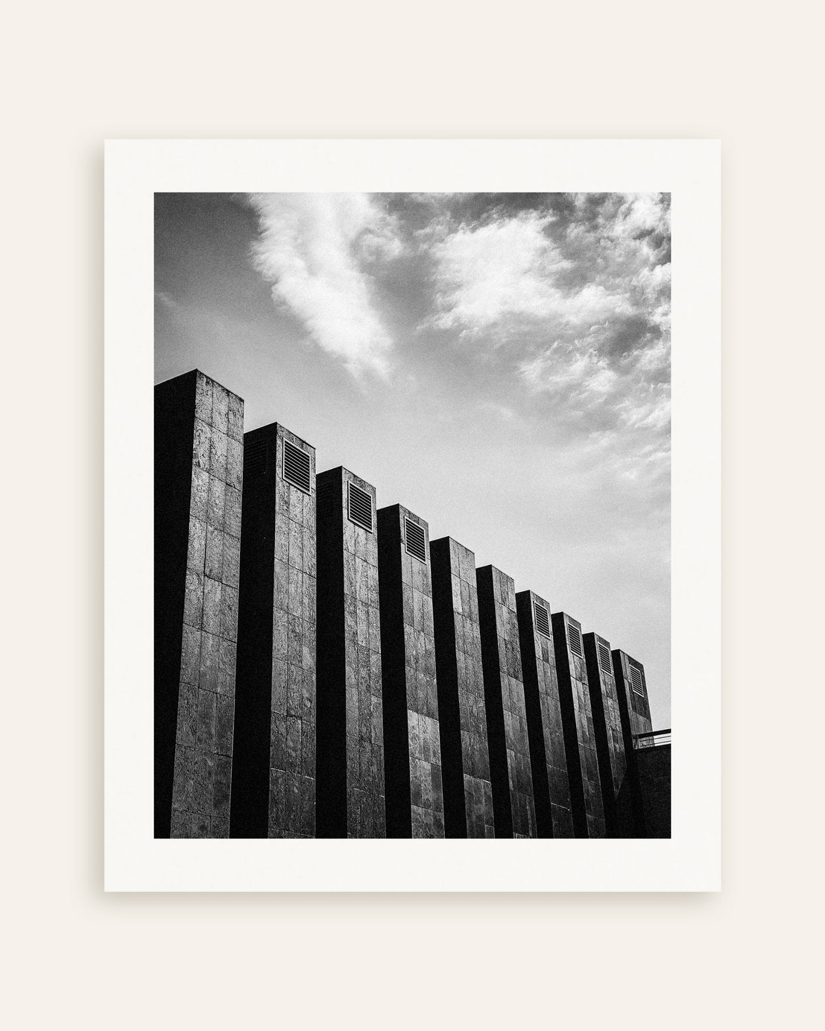 Affiche « Rangée d’ailettes sombres et nuages », vignette
