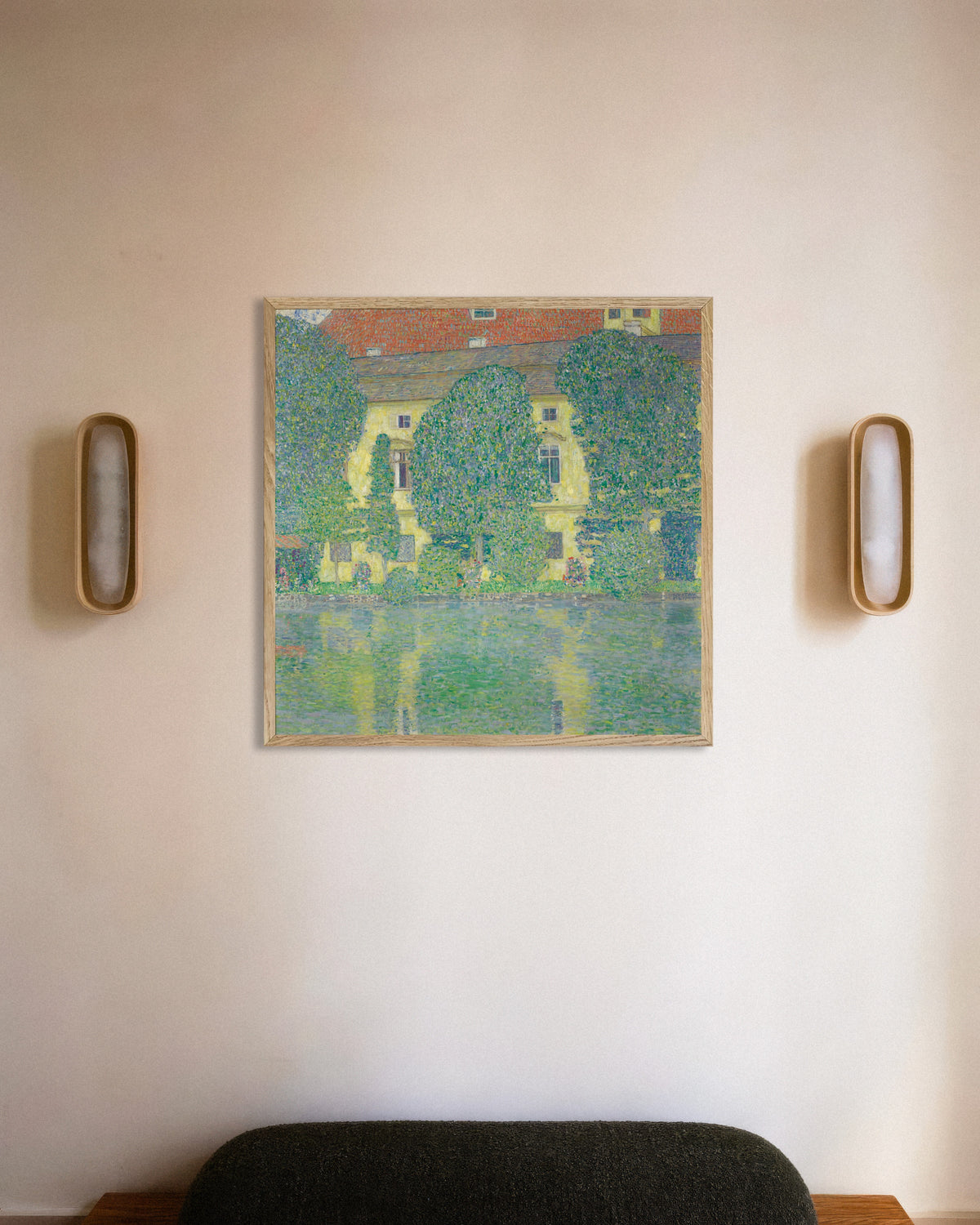 Poster Schloss Kammer au bord de l’Attersee III (1910) de Gustav Klimt, avec cadre en bois naturel
