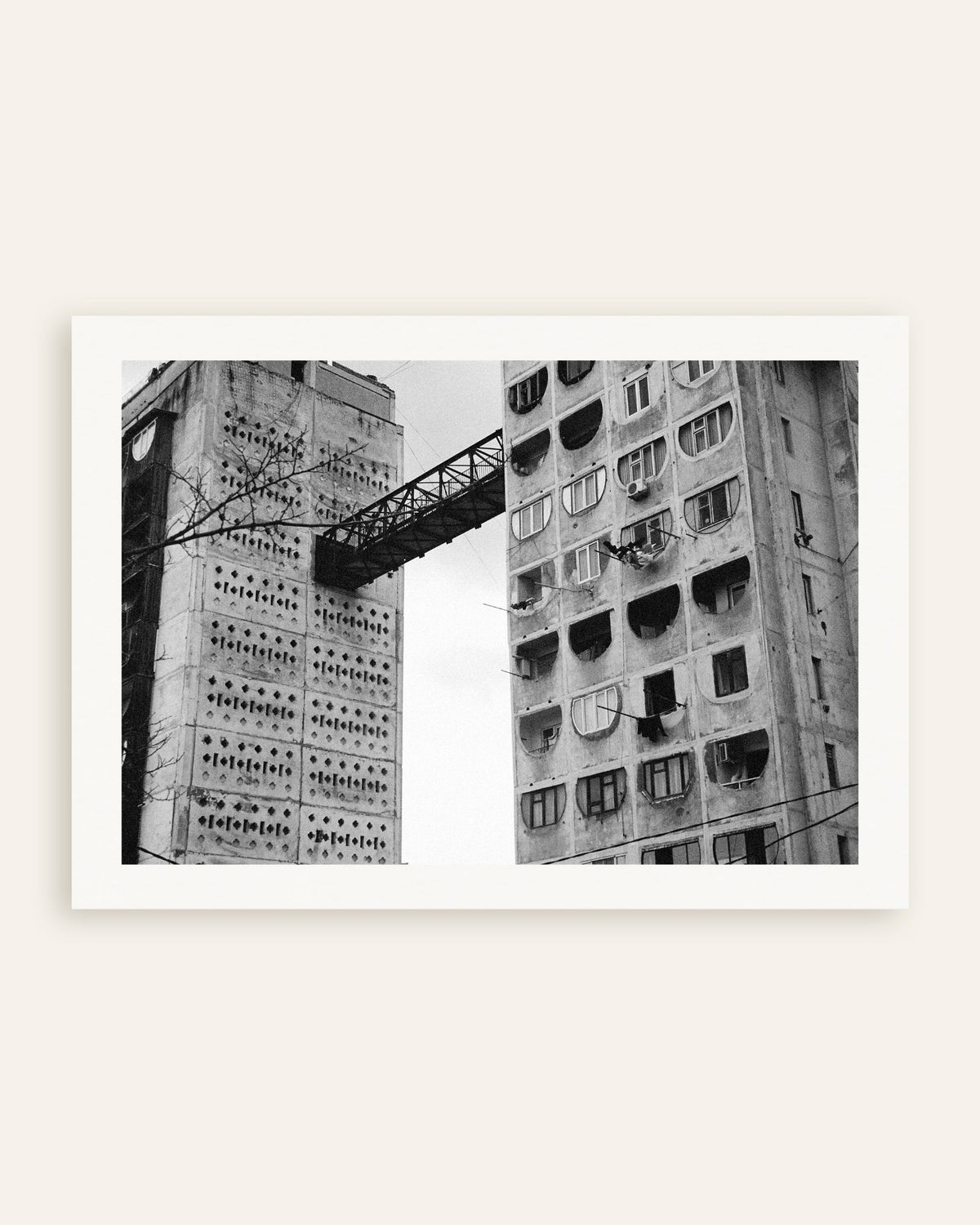 Affiche « Passerelle entre deux tours », vignette