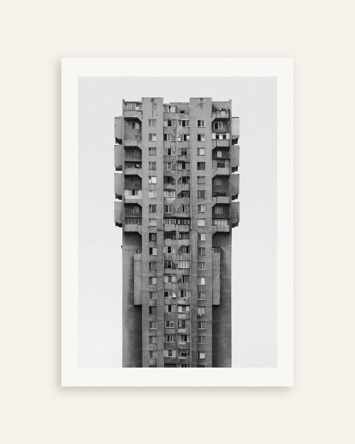 Affiche « Gratte-ciel de béton solitaire », vignette
