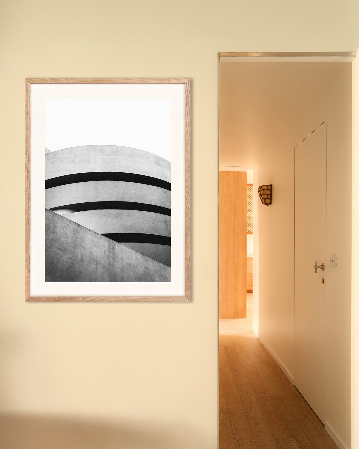Affiche « Courbes en spirale d’un musée », avec un cadre en bois naturel