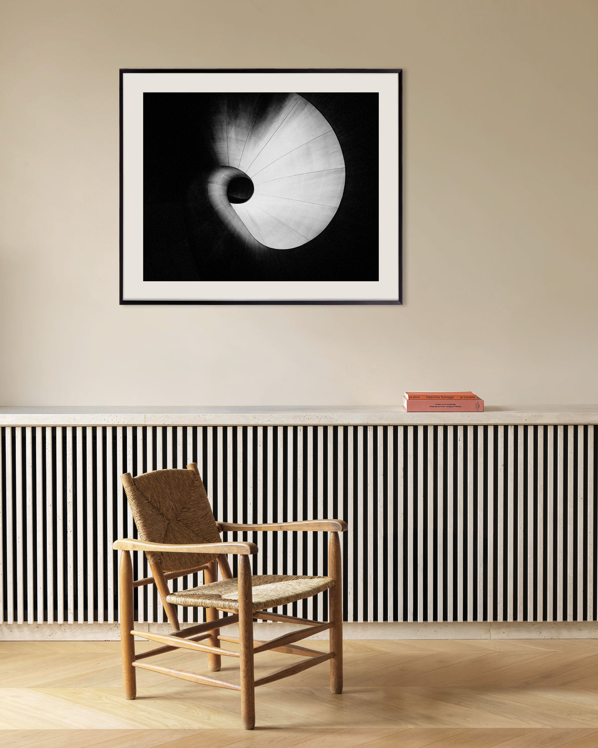Affiche « Escalier en spirale vu d’en bas », avec un cadre en métal