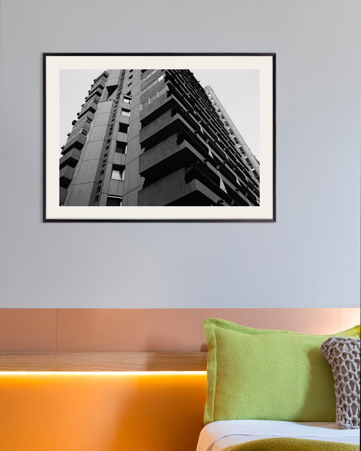 Affiche « Balcons en béton superposés vus d’en bas », avec un cadre en métal