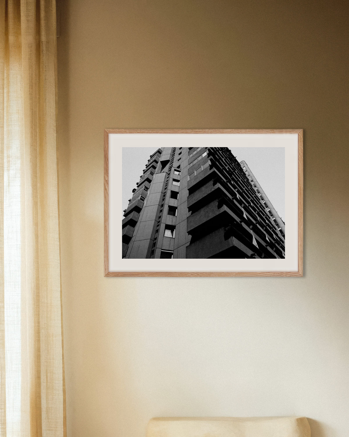 Affiche « Balcons en béton superposés vus d’en bas », avec un cadre en bois naturel