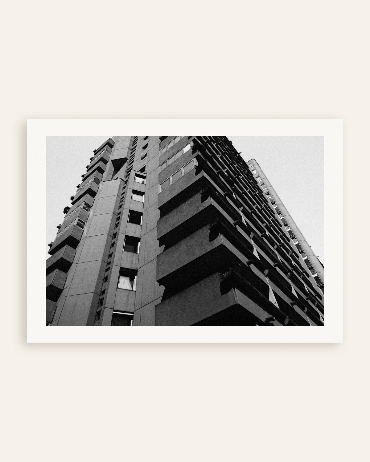 Affiche « Balcons en béton superposés vus d’en bas », vignette