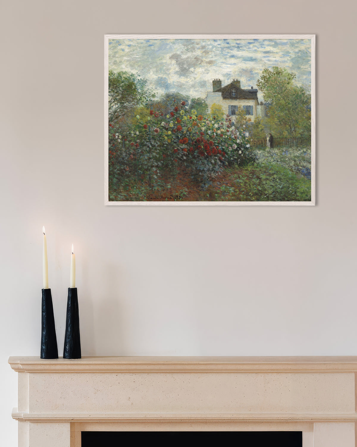 Affiche Le Jardin de l'artiste à Argenteuil, un coin du jardin avec dahlias (1873) de Claude Monet, avec un cadre en bois blanc