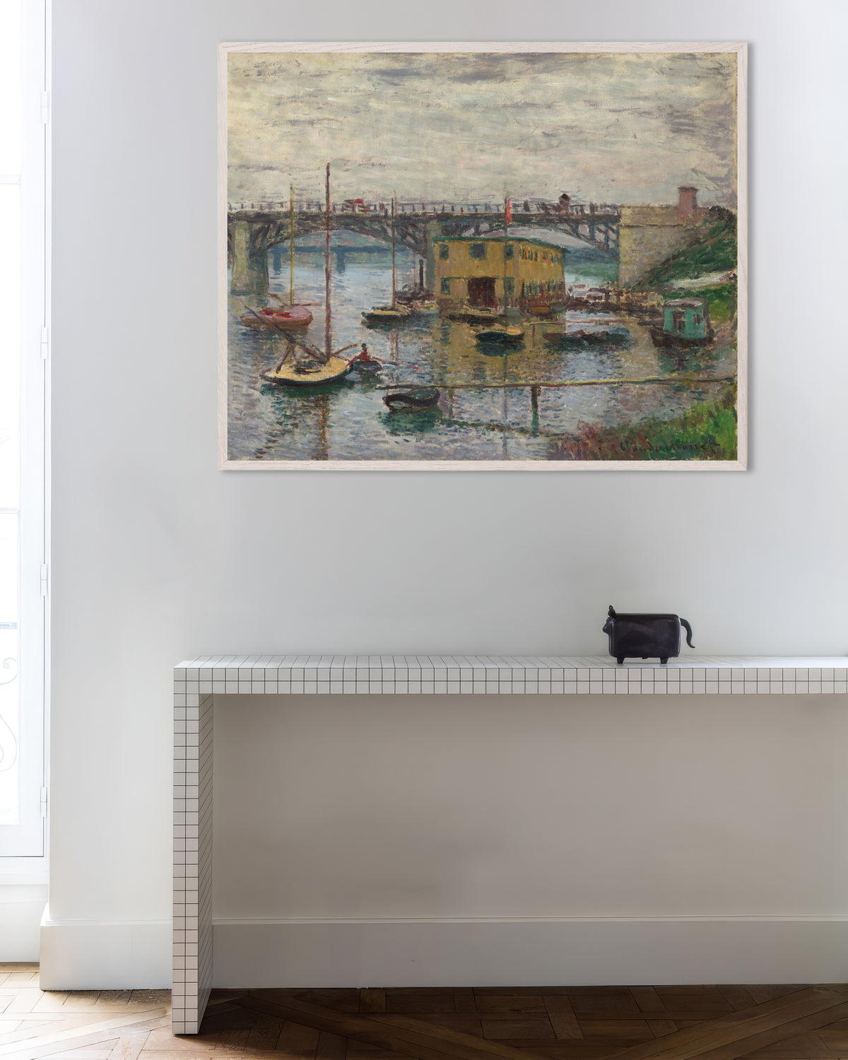 Affiche Le Pont d'Argenteuil, temps gris (vers 1876) de Claude Monet, avec un cadre en bois blanc