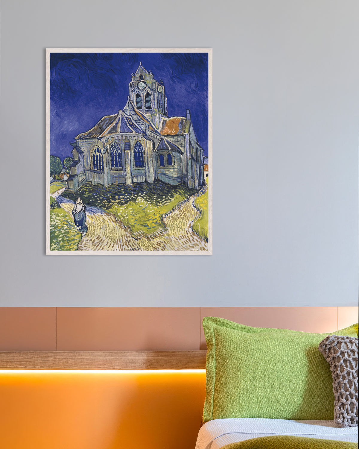 Poster de L’Église d’Auvers-sur-Oise (1890), de Vincent van Gogh, avec un cadre blanc en bois
