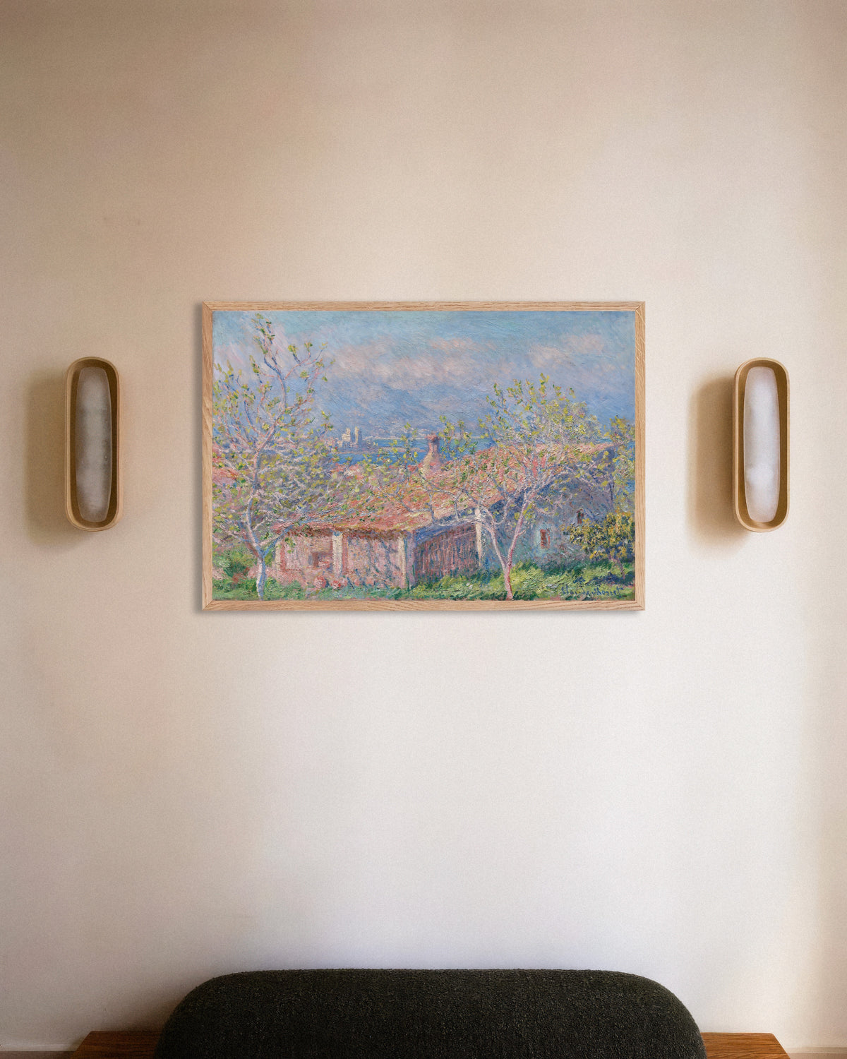 Affiche La Maison du jardinier à Antibes (1888) de Claude Monet, avec un cadre en bois naturel