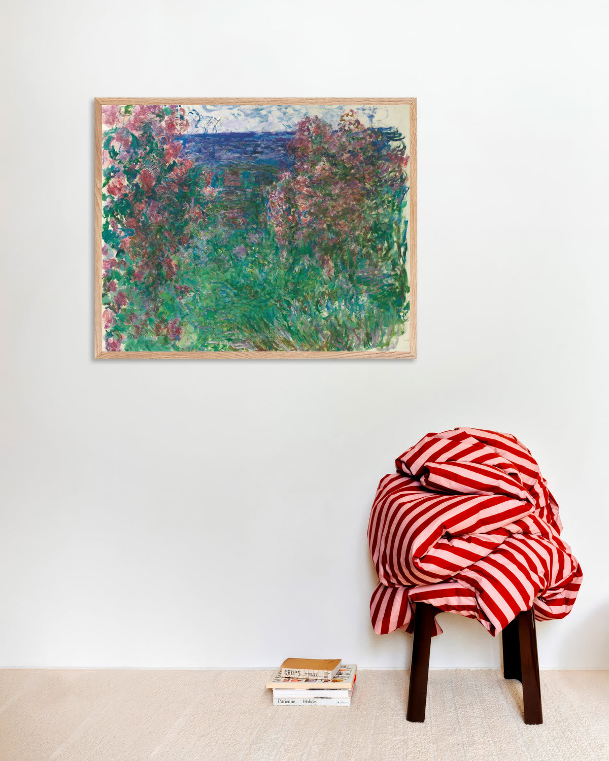 Affiche La Maison dans les roses (vers 1925) de Claude Monet, avec un cadre en bois naturel