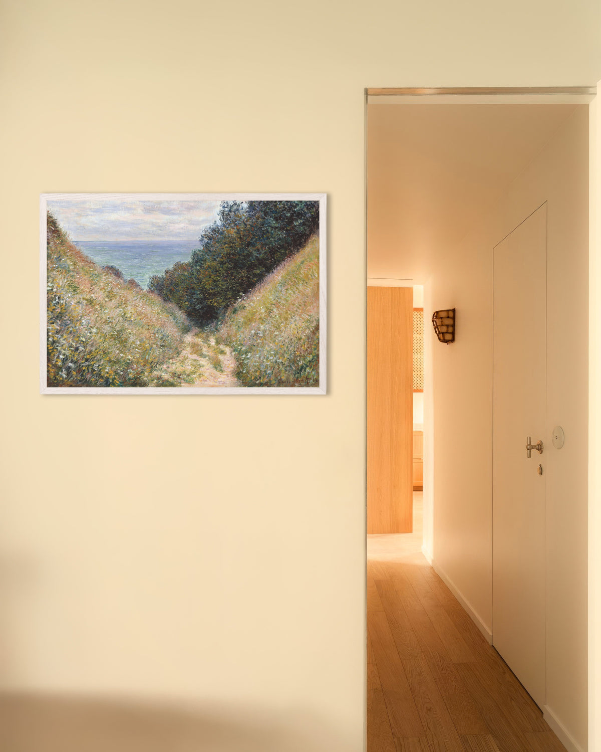 Affiche Chemin dans la Cavée, Pourville (1882) de Claude Monet, avec un cadre en bois blanc