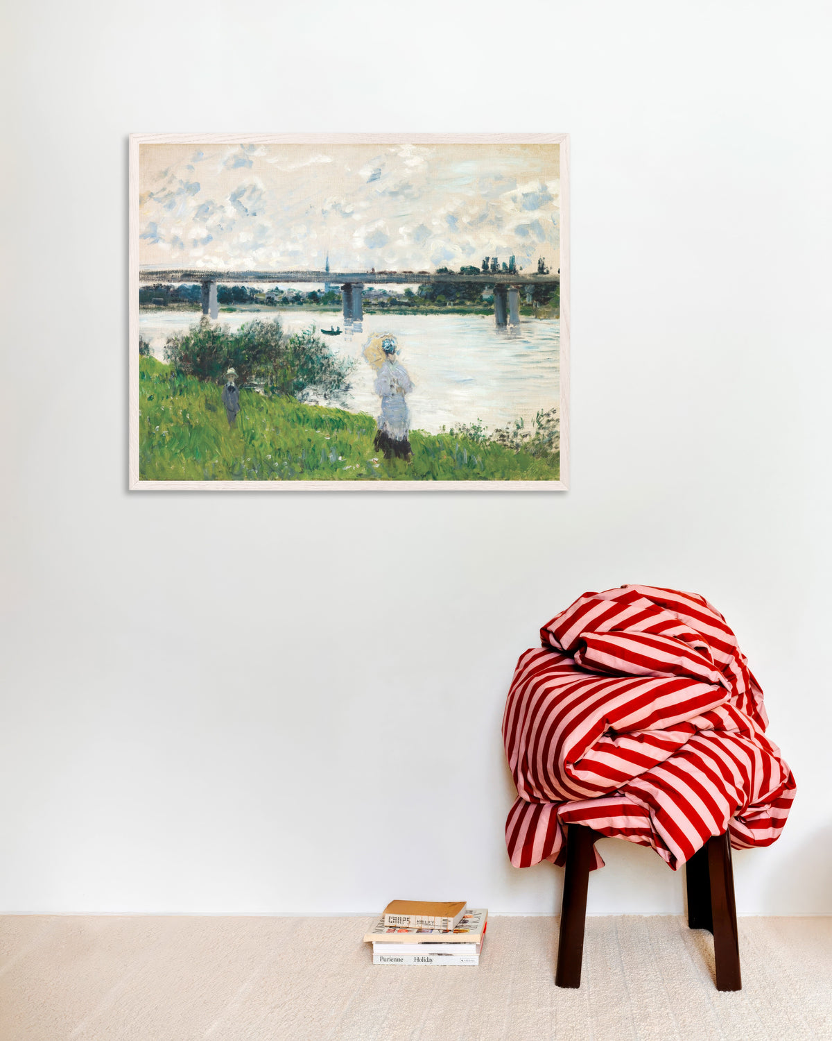 Affiche La Promenade près du pont du chemin de fer, Argenteuil (1874) de Claude Monet, avec un cadre en bois blanc