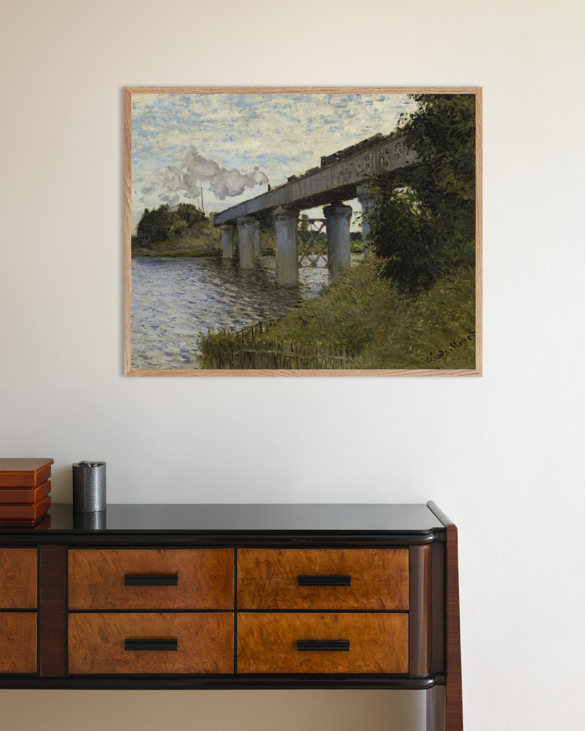 Affiche Le Pont du chemin de fer à Argenteuil (1873–1874) de Claude Monet, avec un cadre en bois naturel