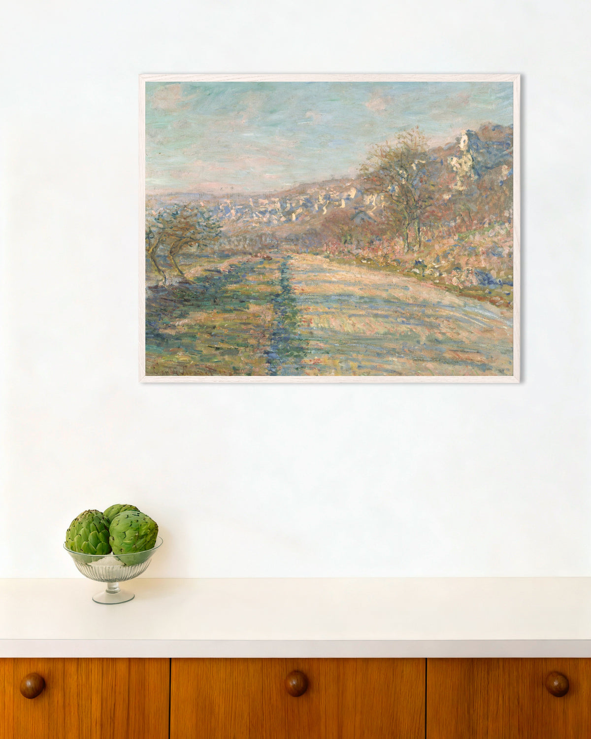 Affiche La Route de La Roche-Guyon (1880) de Claude Monet, avec un cadre en bois blanc