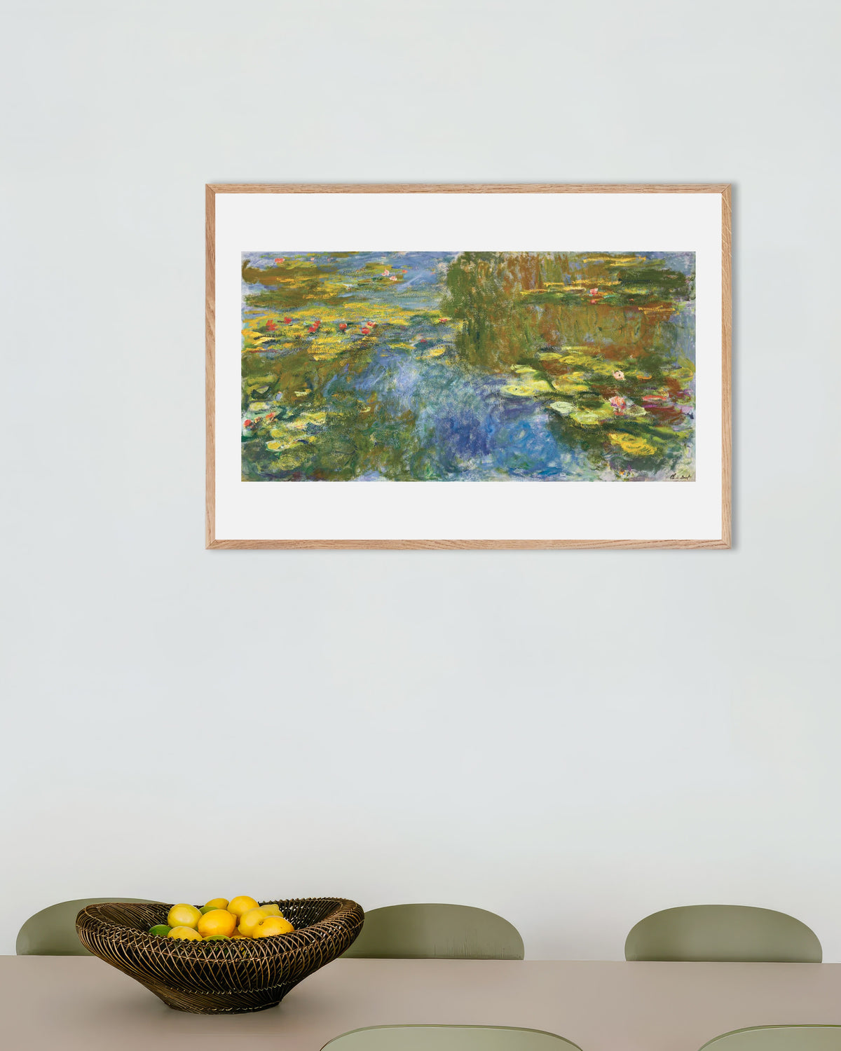 Affiche Le Bassin aux nymphéas (vers 1917–1919) de Claude Monet, avec un cadre en bois naturel