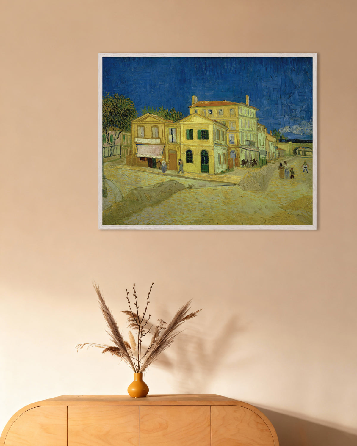 Poster de La Maison jaune, La Rue (1888) de Vincent van Gogh, avec cadre en bois blanc