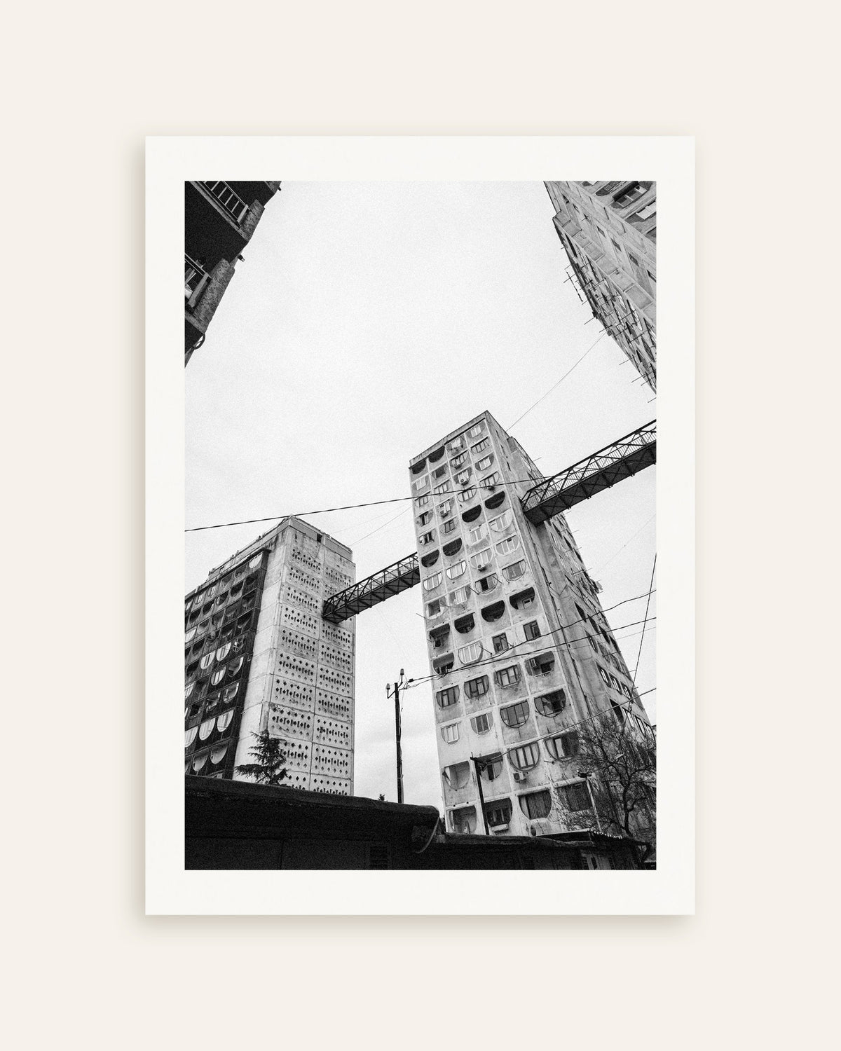 Affiche « Tours reliées par des ponts vues d’en bas », vignette