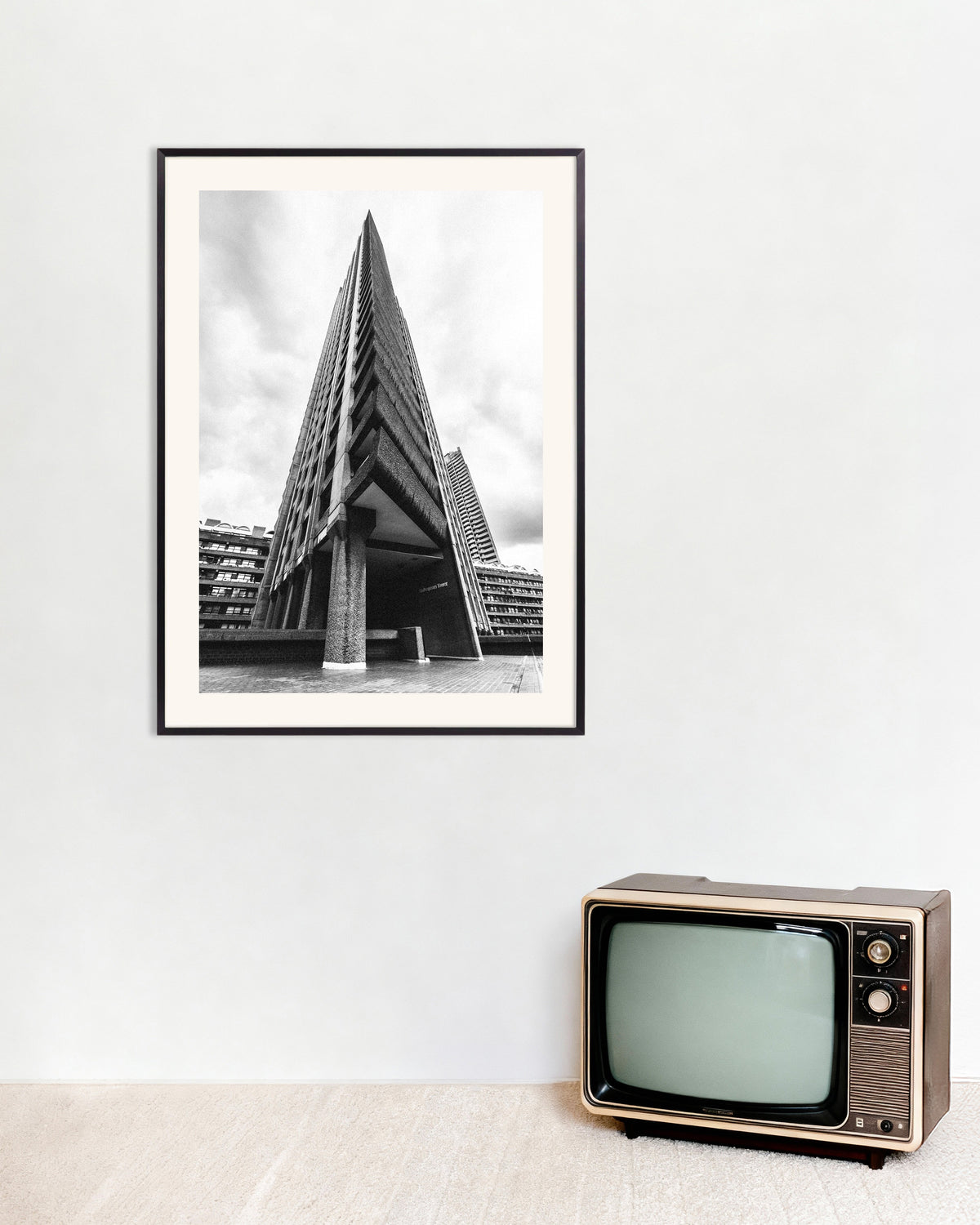 Affiche « Proue d’une tour triangulaire », avec un cadre en métal