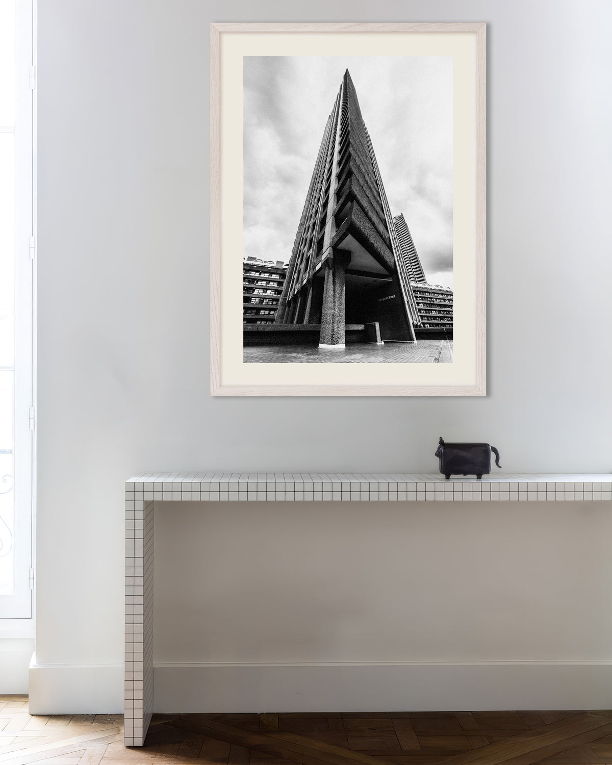 Affiche « Proue d’une tour triangulaire », avec un cadre en bois blanc