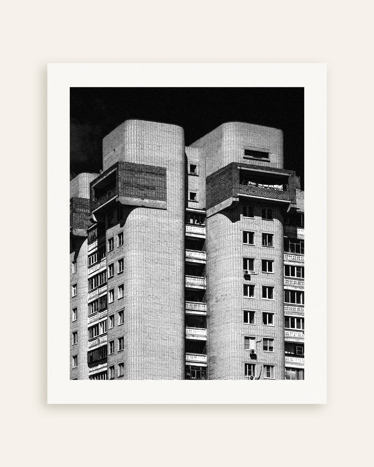 Affiche « Tours jumelles arrondies, de nuit », vignette