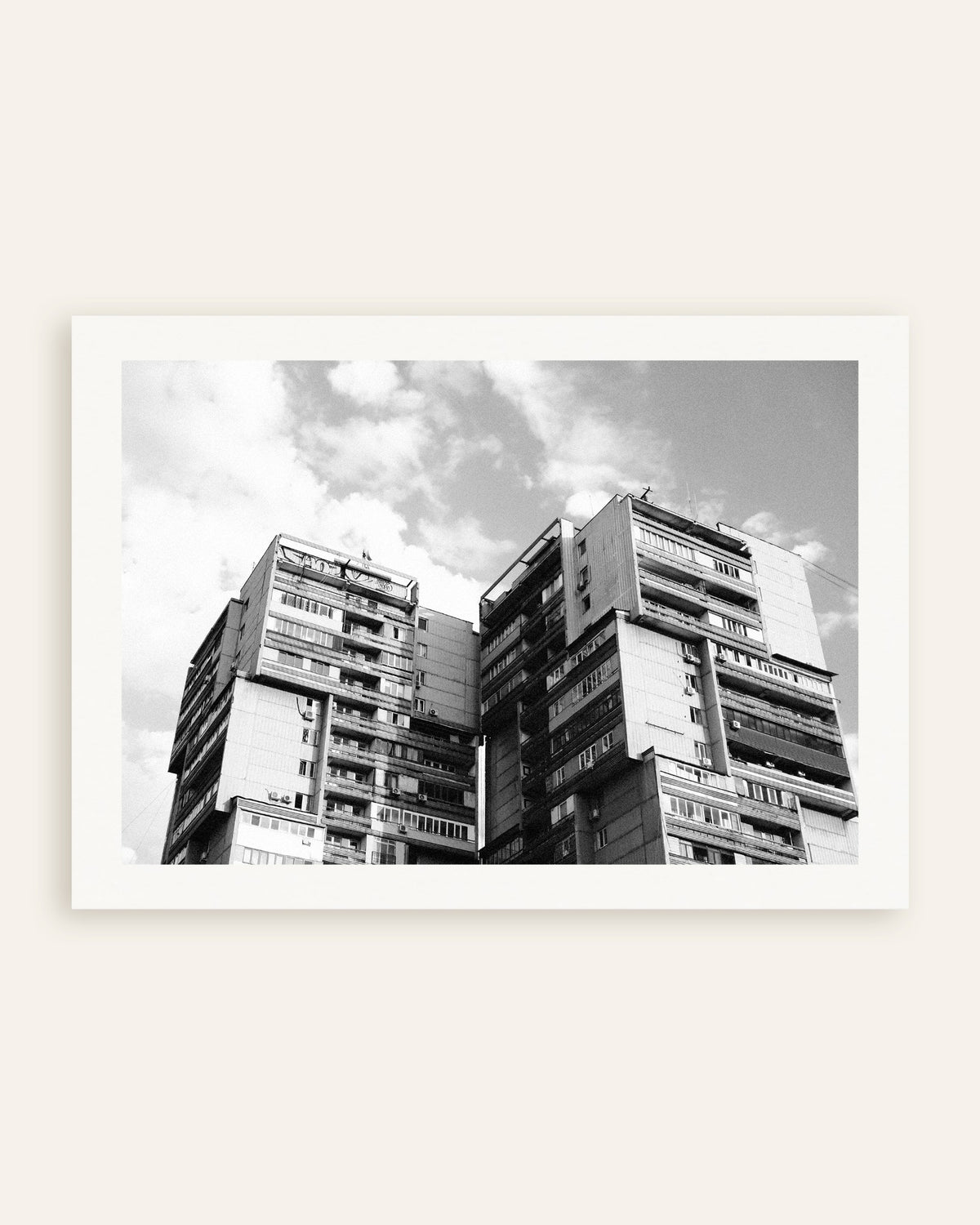 Affiche « Deux tours jumelles dans les nuages », vignette
