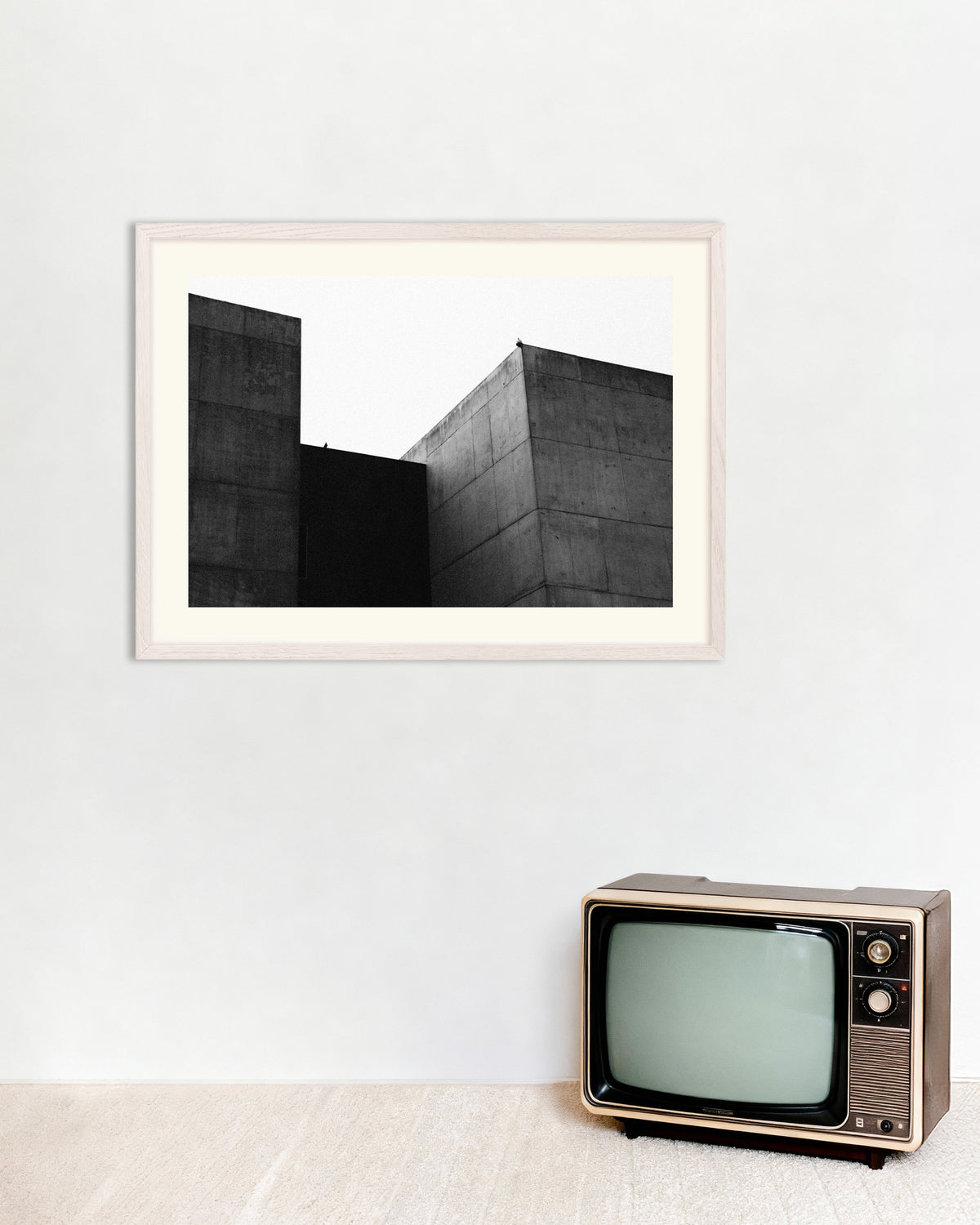 Affiche « Deux blocs de béton et un oiseau », avec un cadre en bois blanc