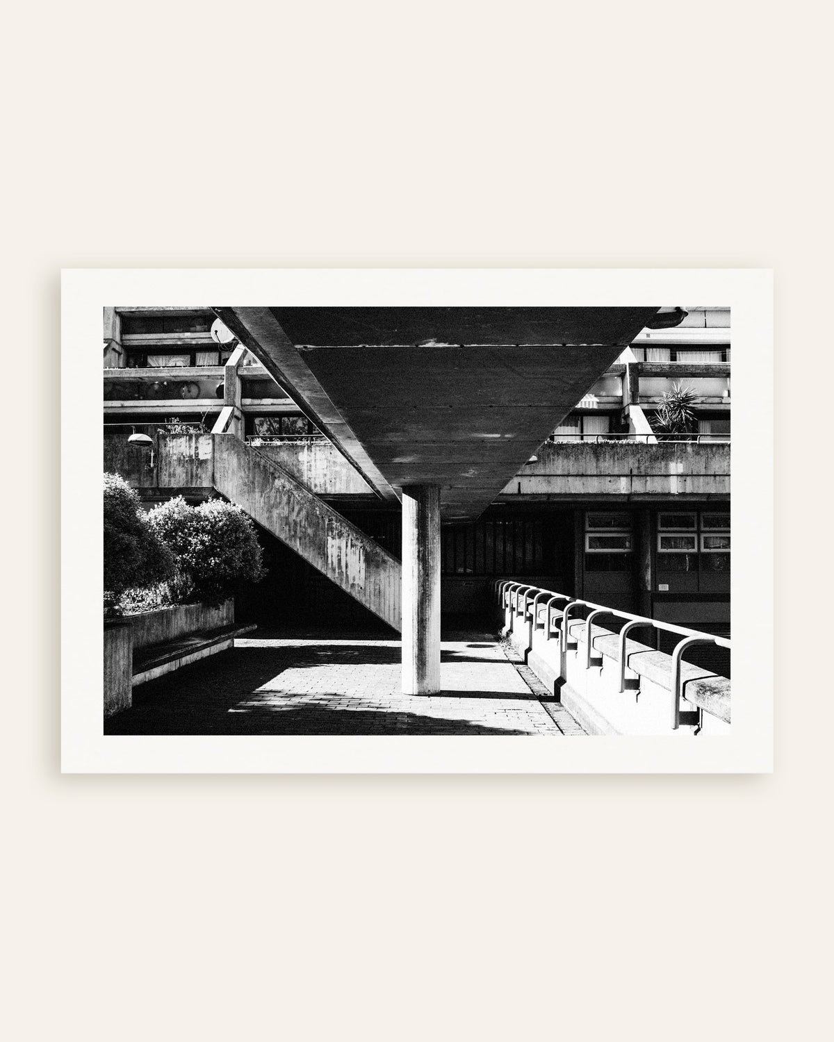 Affiche « Sous la passerelle en béton », vignette