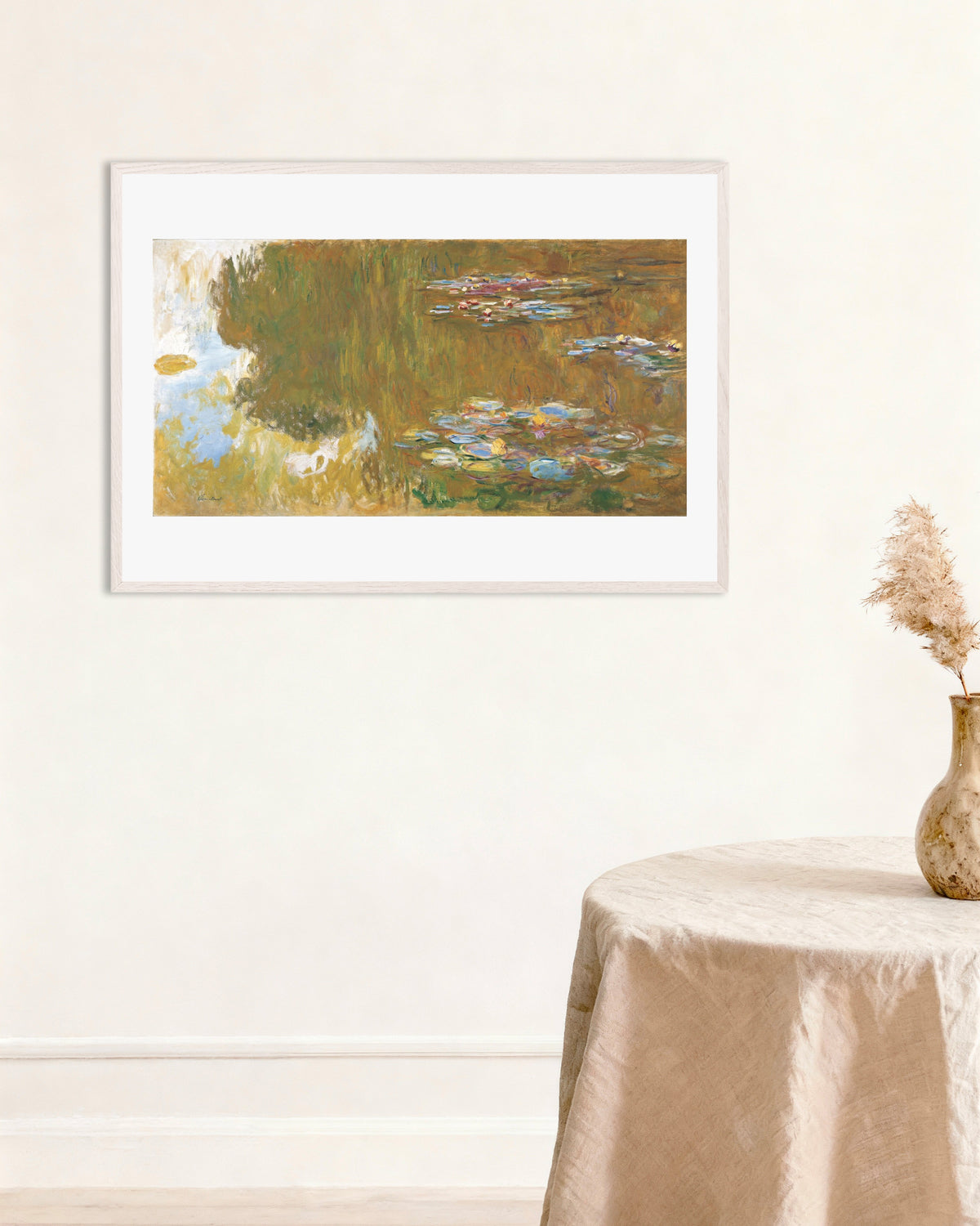 Affiche Le Bassin aux nymphéas, reflets de saule (vers 1917–1919) de Claude Monet, avec un cadre en bois blanc