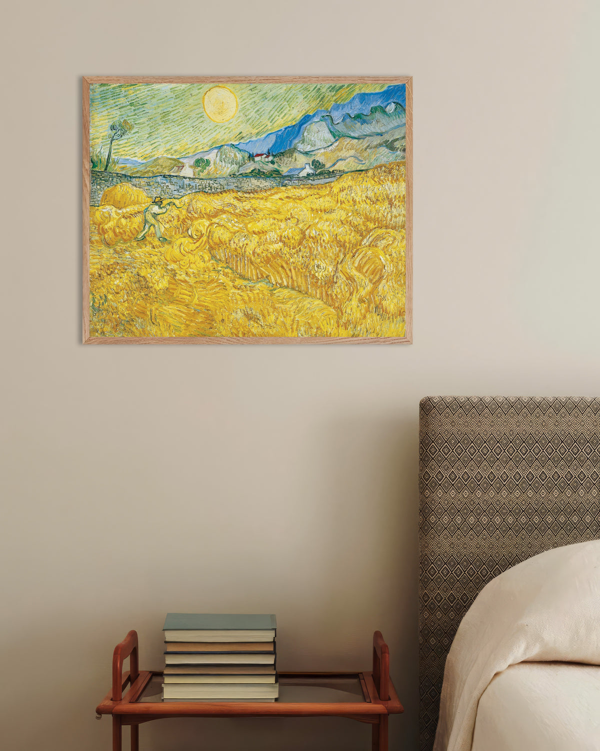 Poster de Champ de blé derrière l’hôpital Saint-Paul avec un faucheur (1889) de Vincent van Gogh, avec un cadre en bois naturel