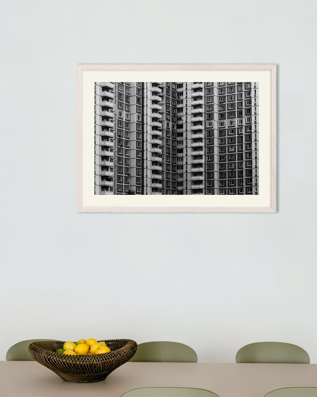 Affiche « Grille de fenêtres d’une tour d’habitation », avec un cadre en bois blanc