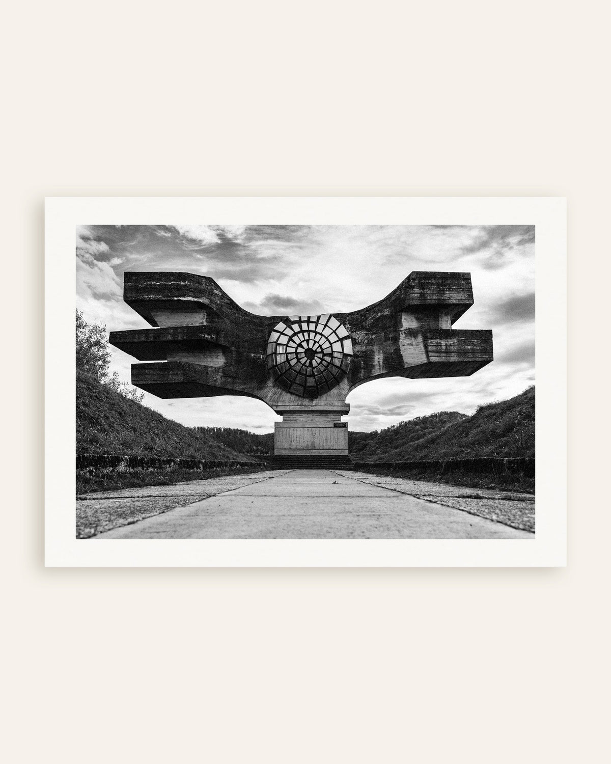 Affiche « Monument ailé au bout de la route », vignette