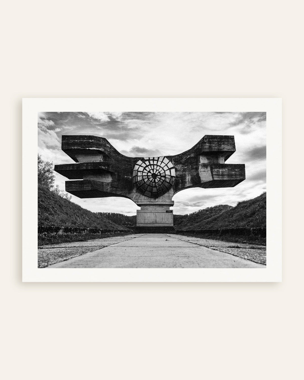 Affiche « Monument ailé au bout de la route », vignette
