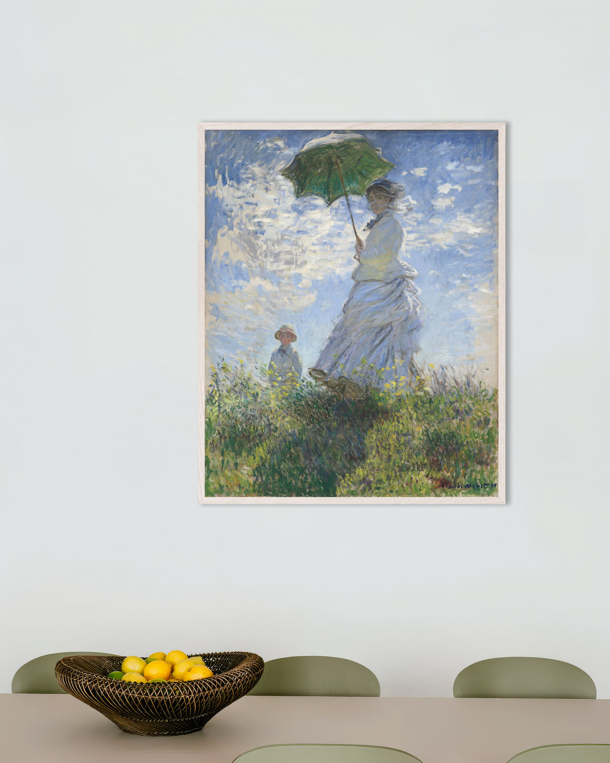 Affiche La Promenade, la femme à l'ombrelle (1875) de Claude Monet, avec un cadre en bois blanc