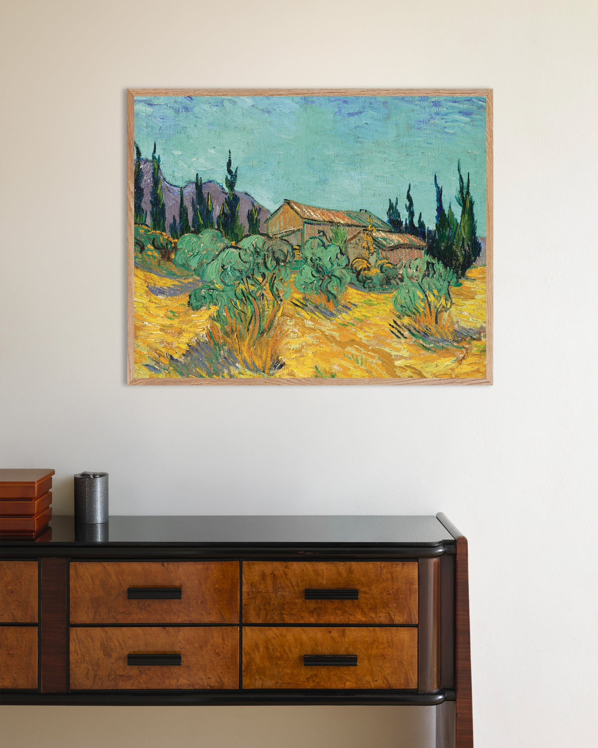 Poster de Cabanes en bois parmi les oliviers et les cyprès (1889), de Vincent van Gogh, avec un cadre en bois naturel