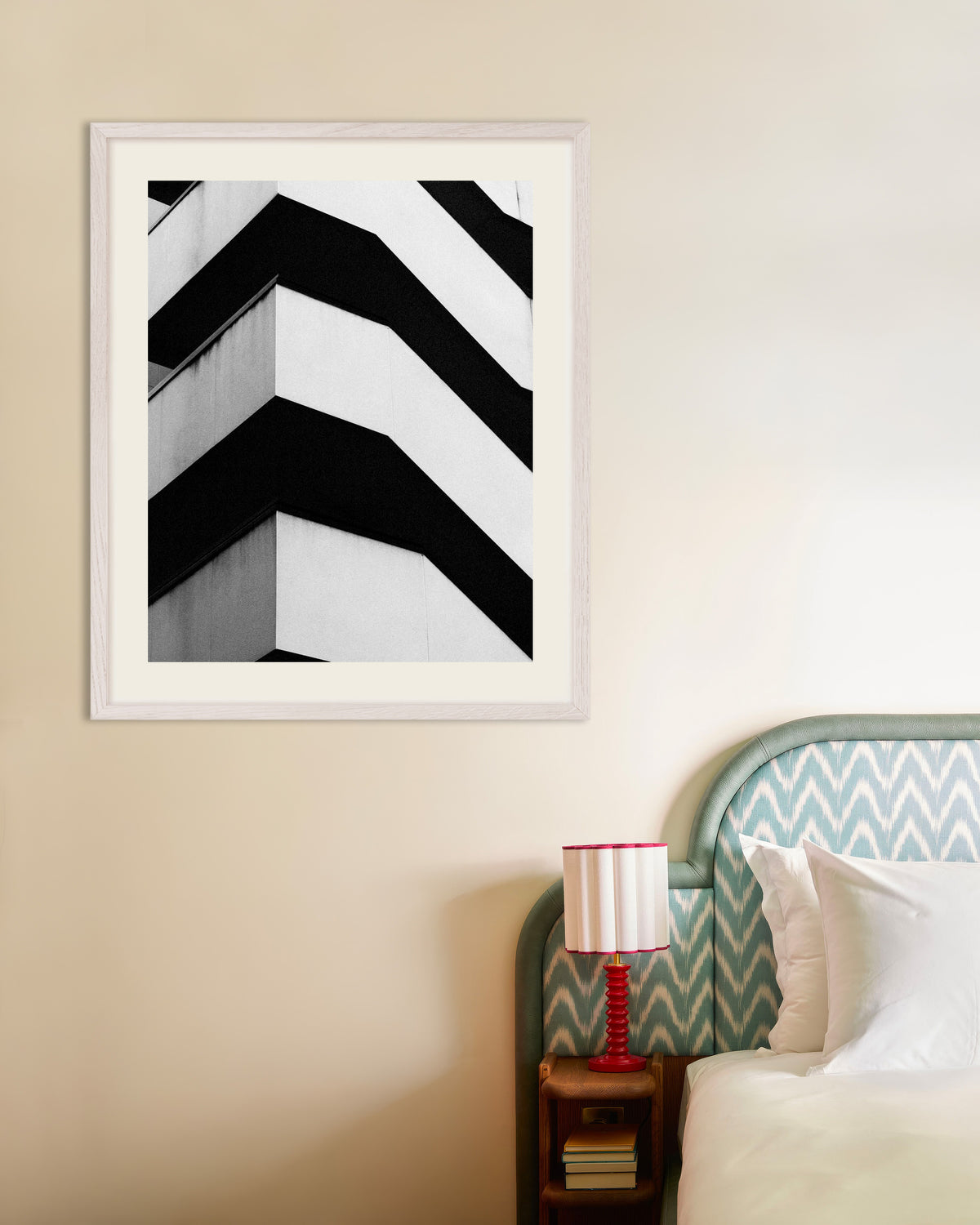 Affiche « Balcons en béton en zigzag », avec un cadre en bois blanc